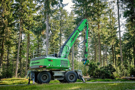 Sennebogen 738 machine in operation