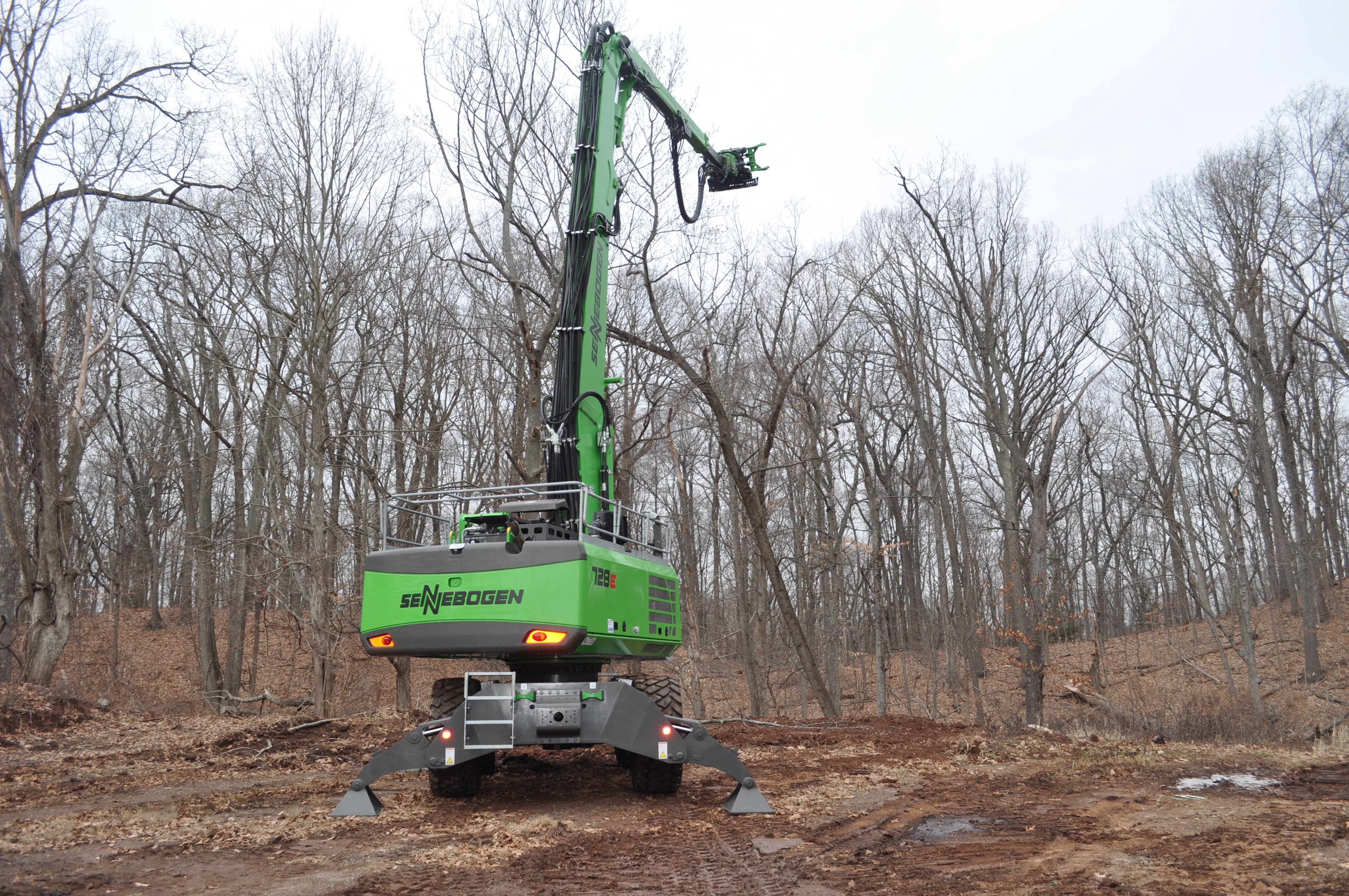 SENNEBOGEN 728 is perfect for large tree removal, providing up to 65 feet.