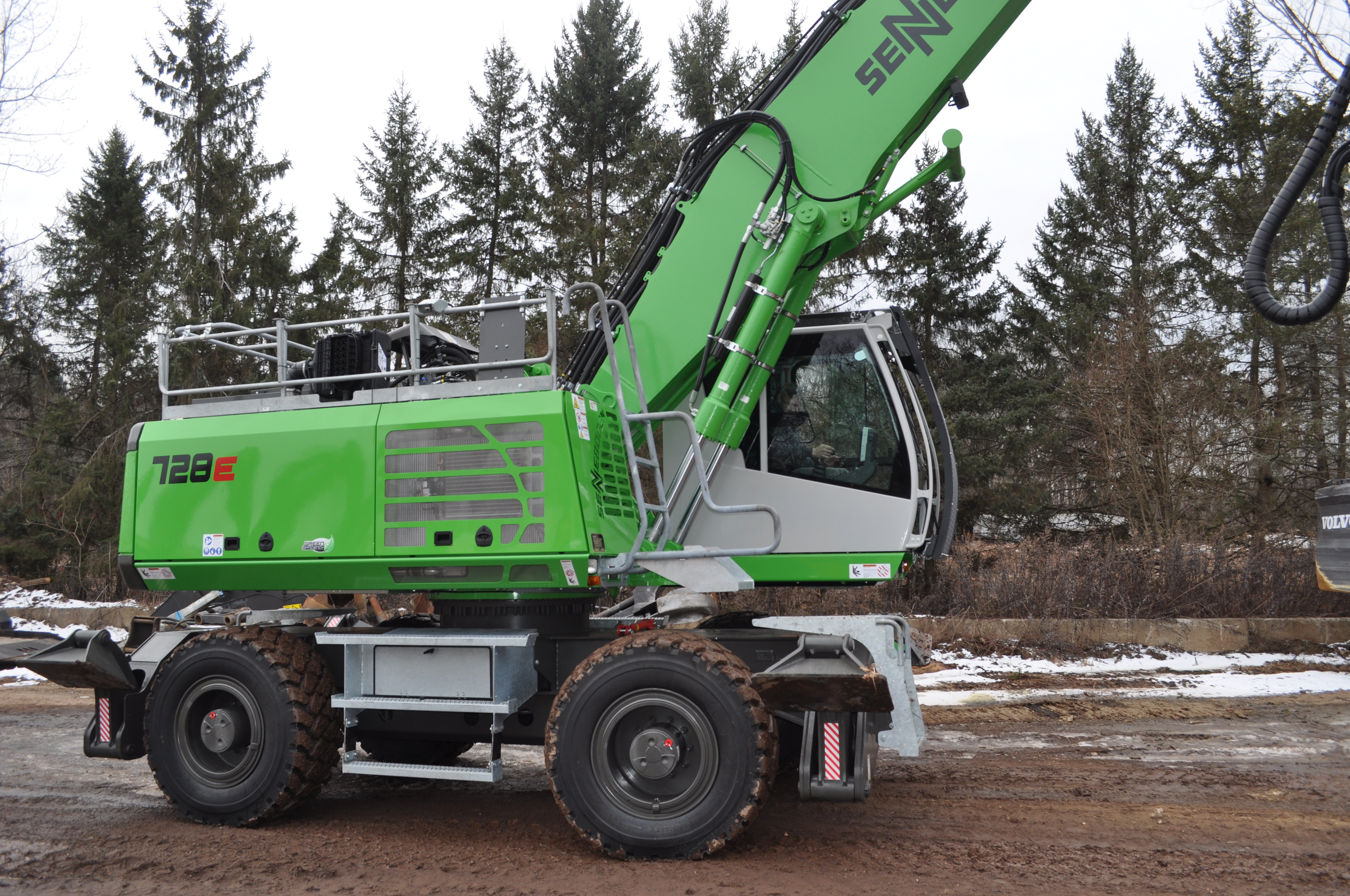 SENNEBOGEN 728 M with rubber tires allow for job-site mobility with the access and stability to reach and dismantle large trees at scale.