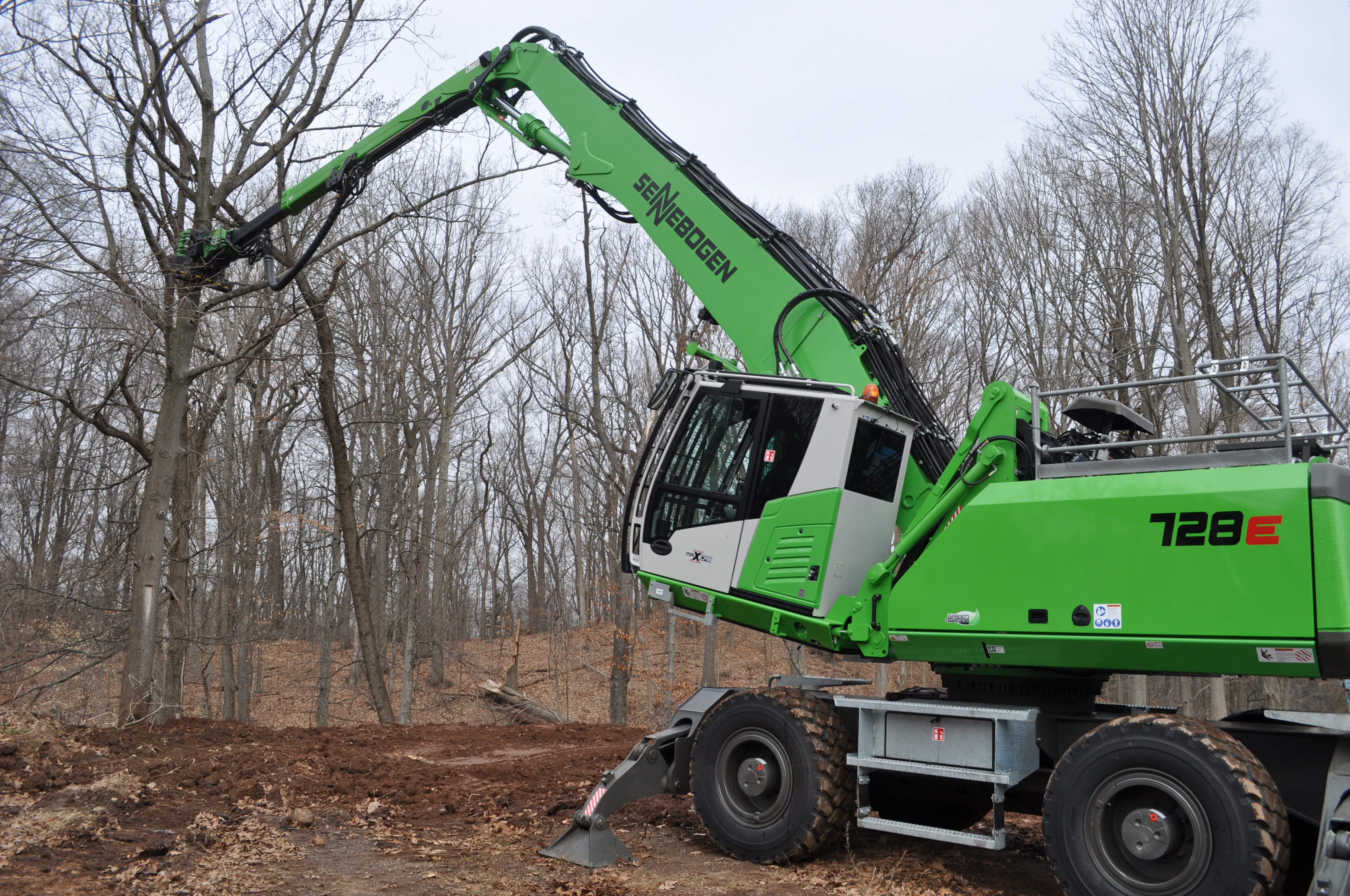 SENNEBOGEN 728 cutting a tree